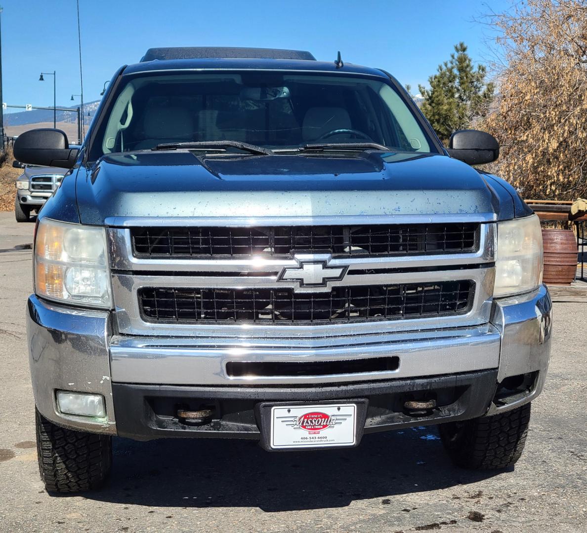 2008 Blue /Tan Chevrolet Silverado 2500HD LT (1GCHK23628F) with an 6.6L engine, 5 Speed Automatic transmission, located at 450 N Russell, Missoula, MT, 59801, (406) 543-6600, 46.874496, -114.017433 - 6.6 Duramax Diesel. Automatic Transmission. 4WD. Matching leer Topper. New Tires. AM FM CD. Power drivers Seat. Air Cruise Tilt. - Photo#3